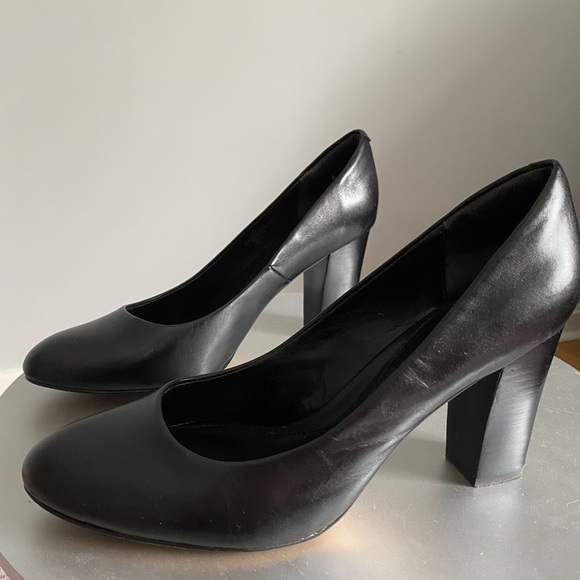 Isola Rosalie Black Leather Pumps Sz 9.5 - Picture 3 of 8